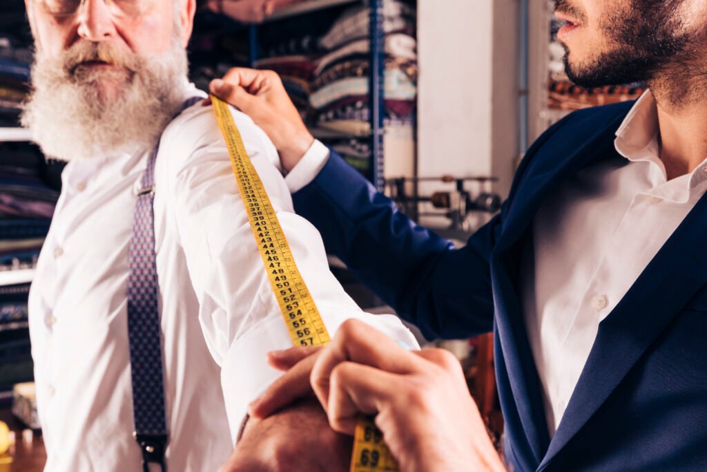 Un créateur d'uniformes prenant des mesures